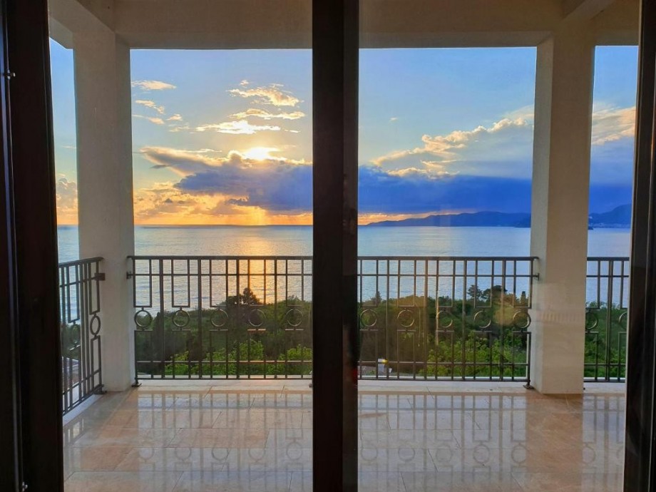 Maiden Seafront Apartments Standard in Budva overlooking the Sea for