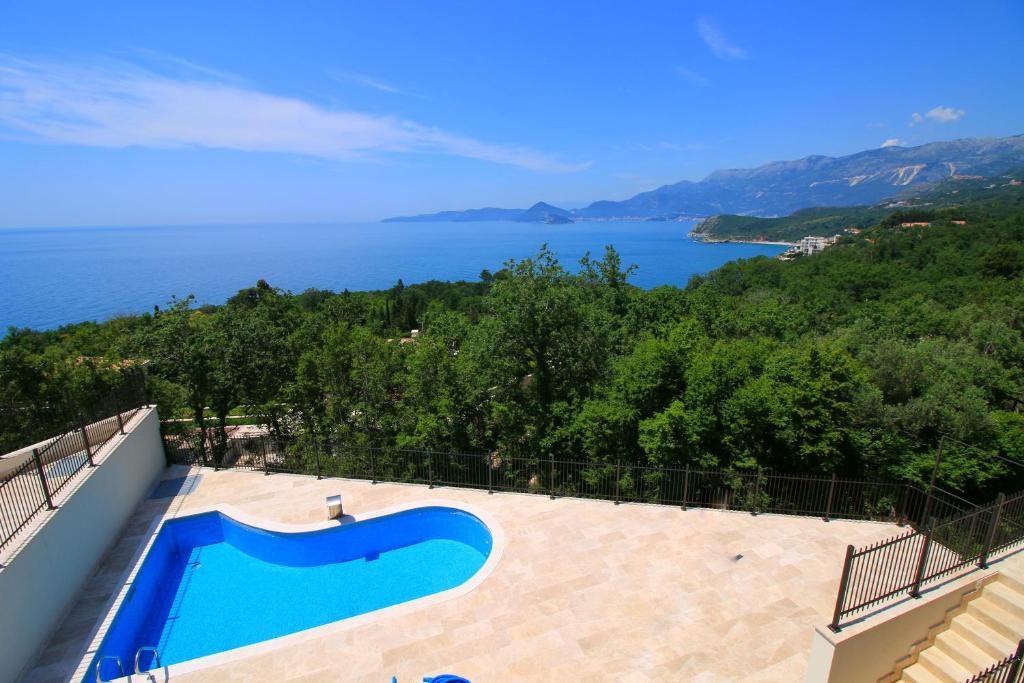 Maiden Seafront Apartments Standard in Budva overlooking the Sea for