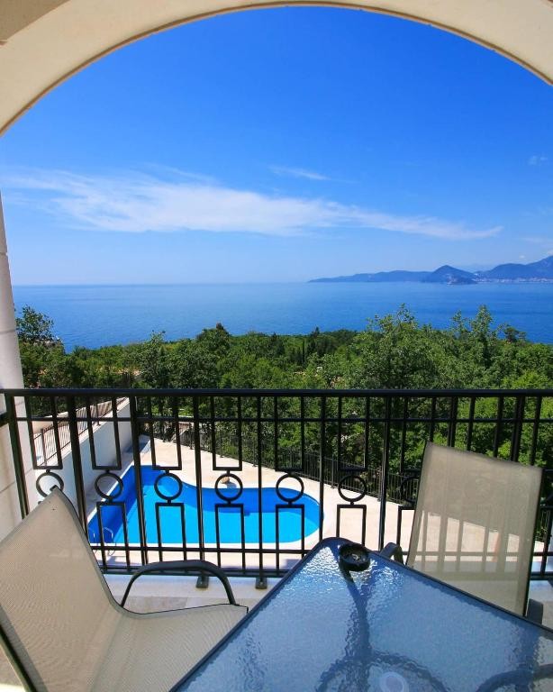 Maiden Seafront Apartments Standard in Budva overlooking the Sea for