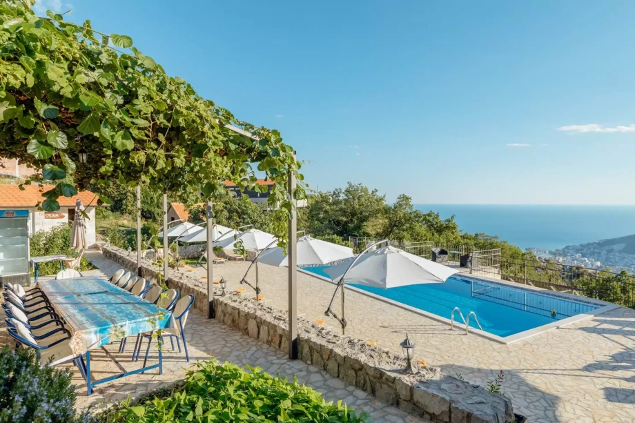 Nice Garden to Enjoy at Villa Zoranna