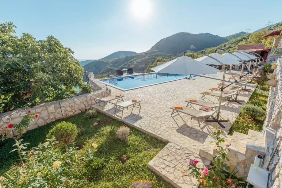 Spacious Garden at Villa Zoranna