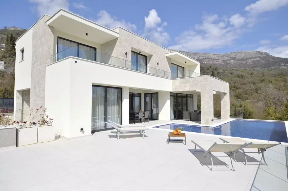 Courtyard with swimming pool