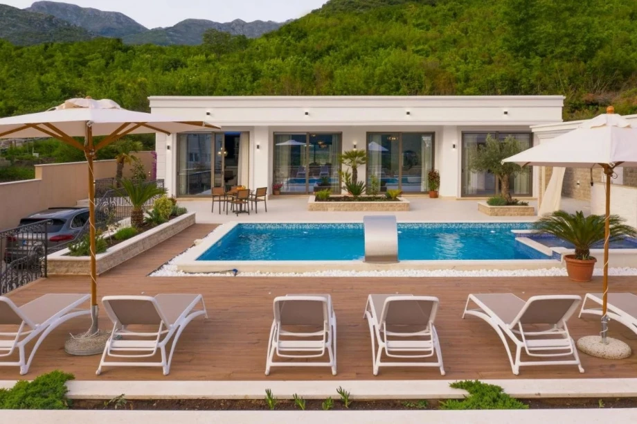 Outdoor private pool in villa Blue Wave