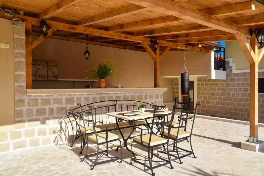 Charming Summer Kitchen for Outdoor Dining