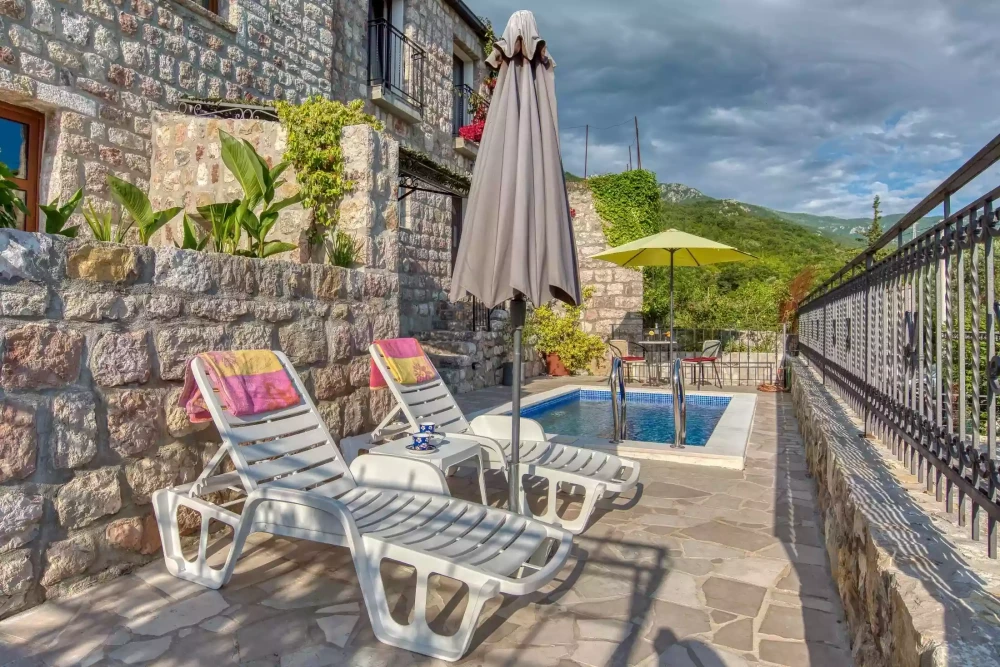 Romantic Getaway Villa Ariel with Pool