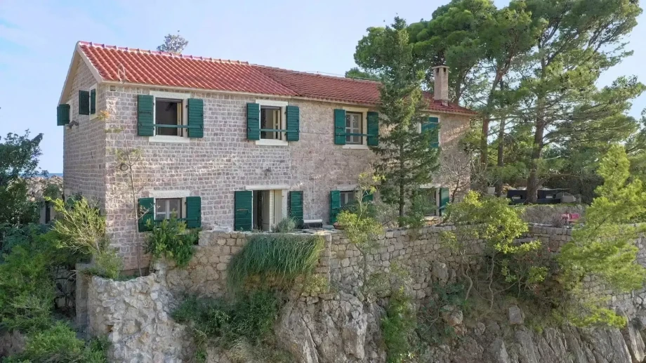 Charming Rustic Villa in the Countryside with Traditional Stonework and Cozy Details