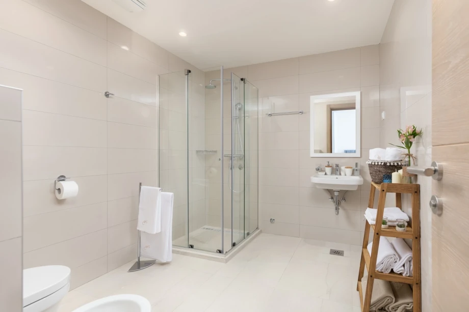 Spacious Bathroom with Elegant Design