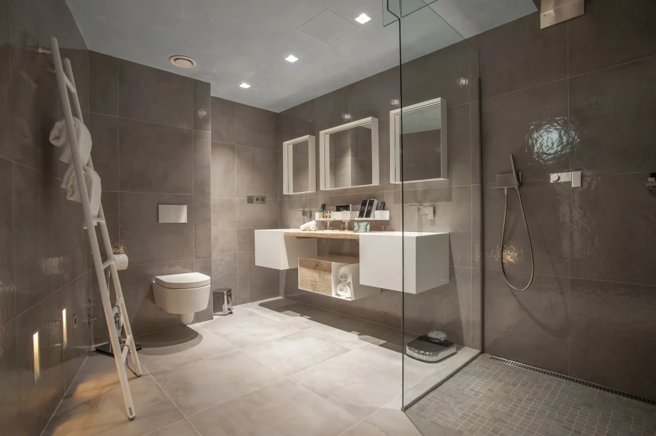Luxury bathroom in villa Geba