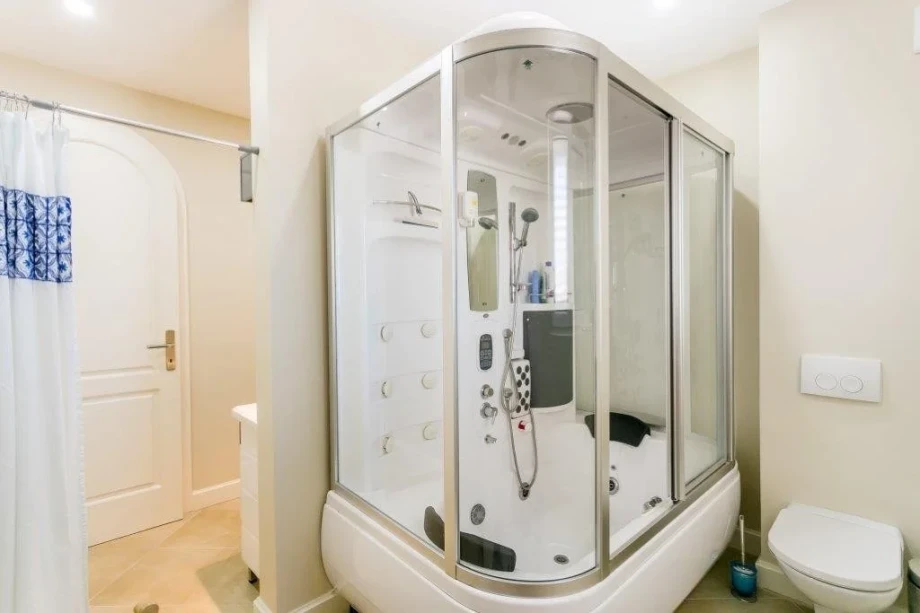 Beachfront Azure Hideaway Villa's luxuriously equipped bathroom