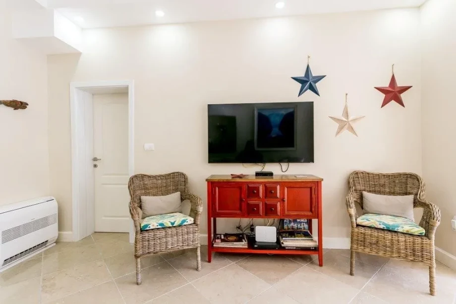 TV with armchairs and stars on the wall