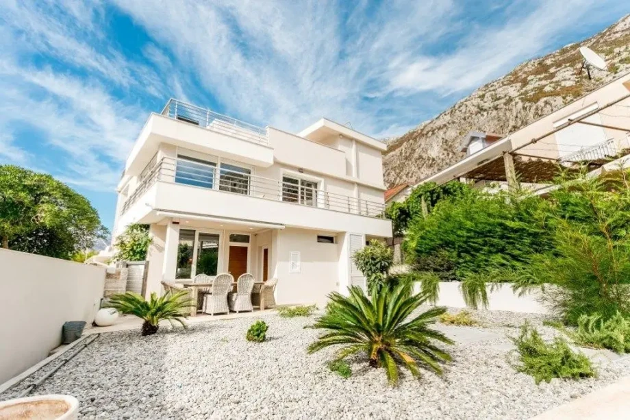 Exterior view of the Beachfront Villa Azure Hideaway