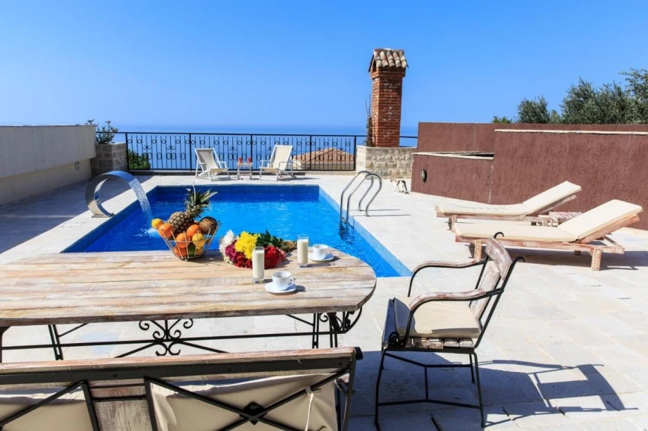 Amazing outside pool and Dining Area in Villa Tulip