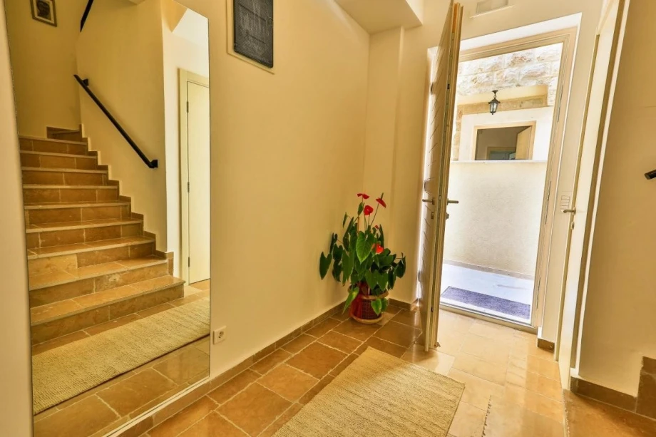 Front entrance in villa for rent in Sveti Stefan