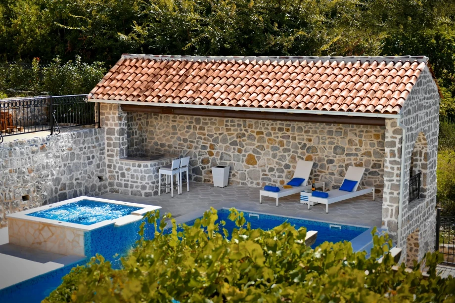 Outdoor pool and Jacuzzi with a place to relax in a villa for rent in Montenegro