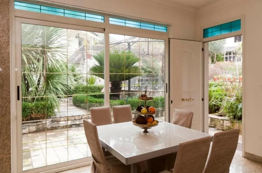 Dining room with terrace access in a Herceg Novi villa