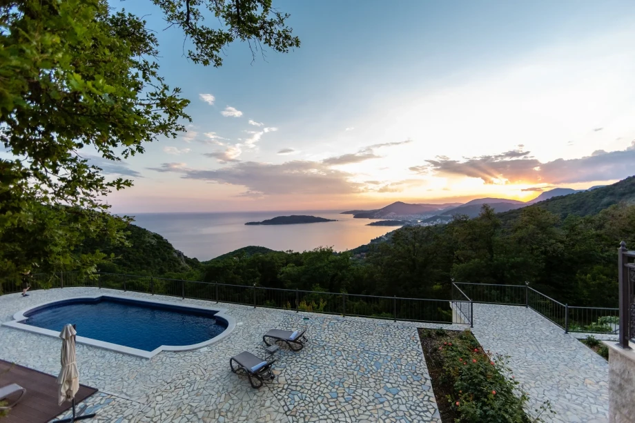 Panoramic outdoor garden with a pool, Vila Reef Sands in Budva