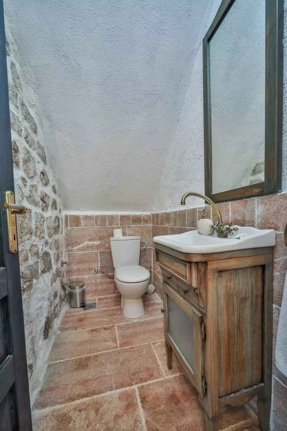 Comfy bathroom in Charming villa for rent in Petrovac