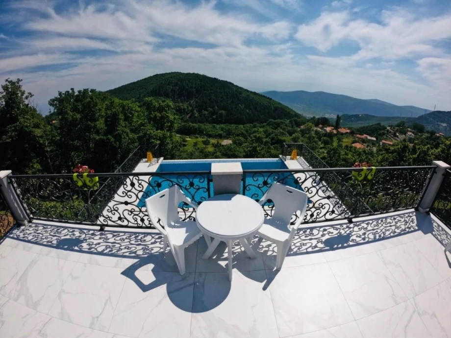Terrace of Vesper Martini Villa overlooking the infinity pool and the wonderful surrounding nature
