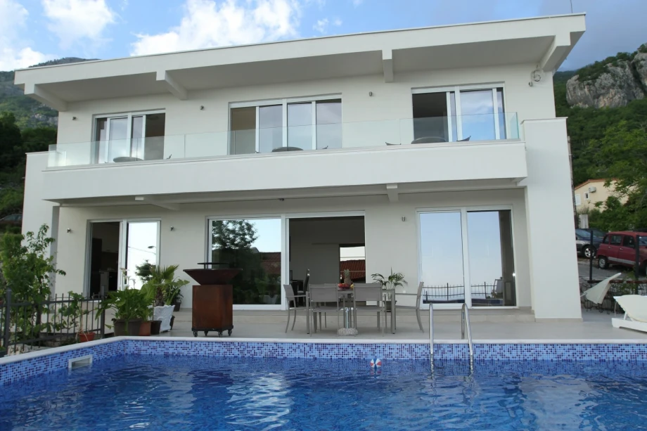 Exterior view of the Moonstruck villa and its pool
