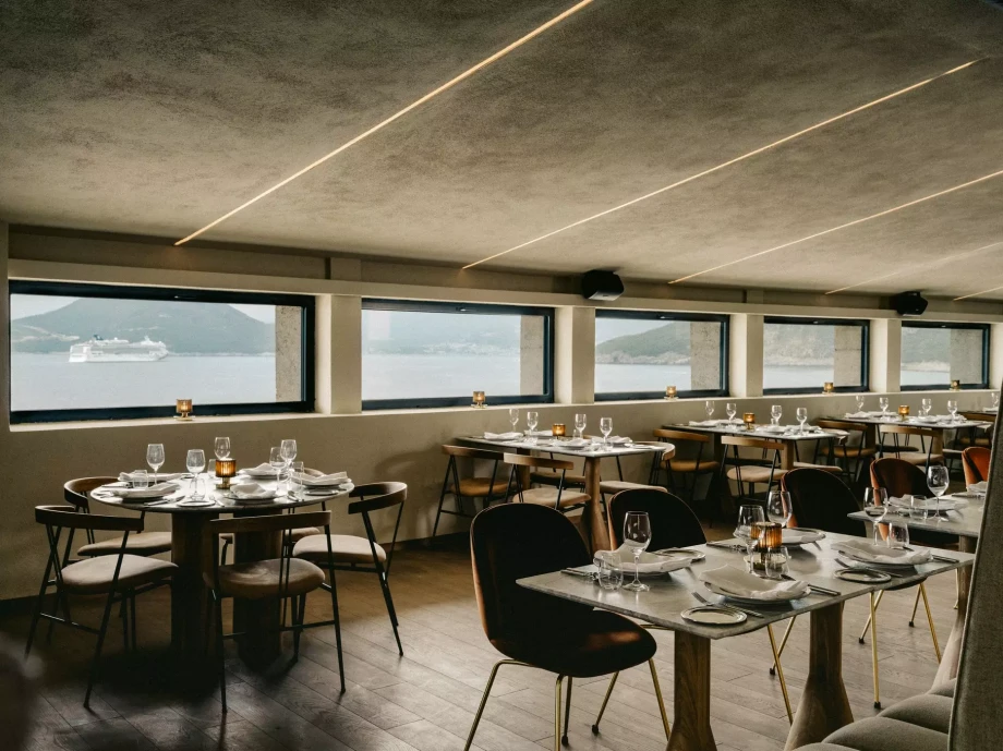 Reastaurant with sea view