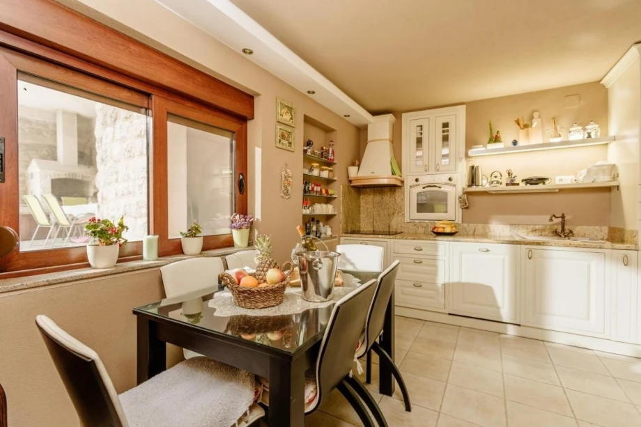 Fully equipped traditional kitchen with a large table in Villa Seafront Bliss