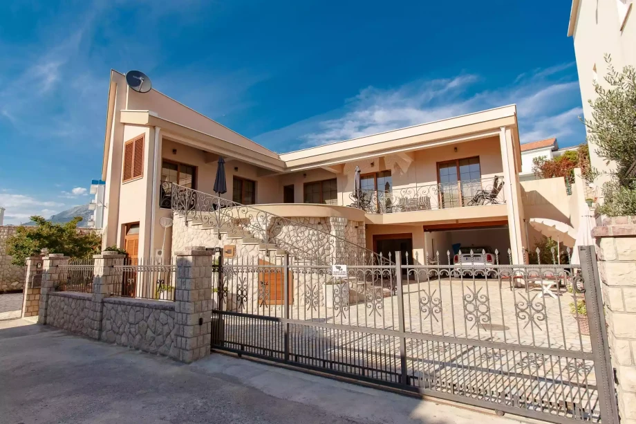Beachfront Villa in Bar - Vanilla Meringue with Stunning Views