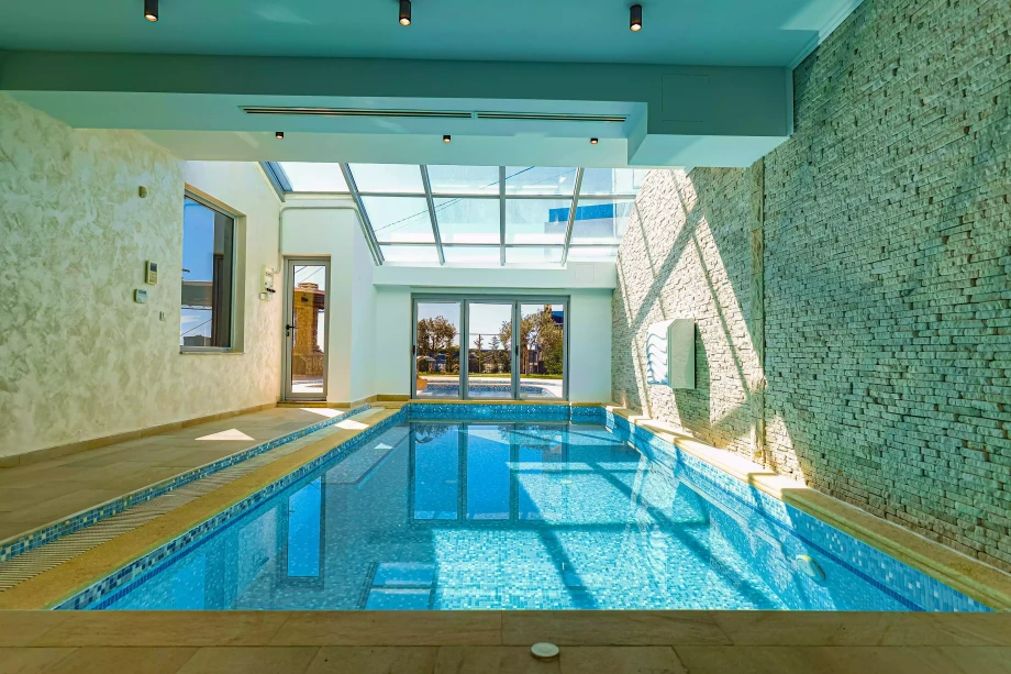 Small indoor pool in villa Aventurine