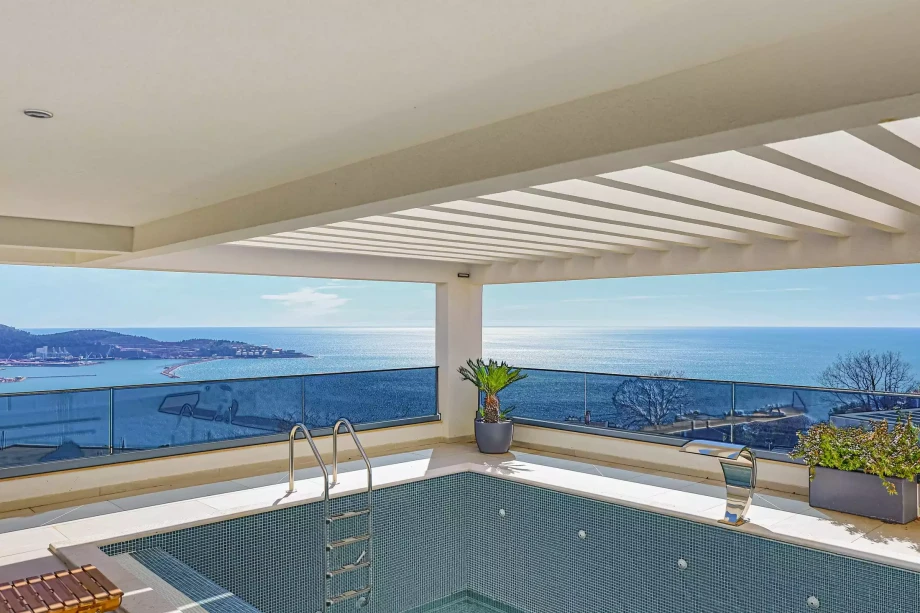 Outdoor Swimming Pool in villa