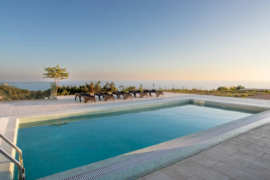 Villa with private pool and stunning view