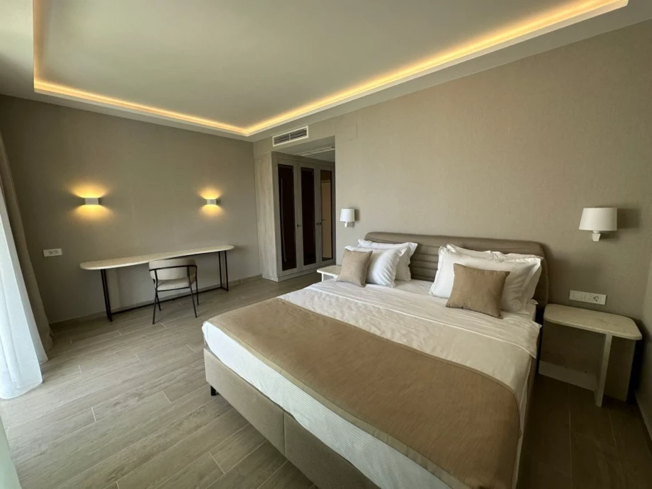 Bedroom with king size bed