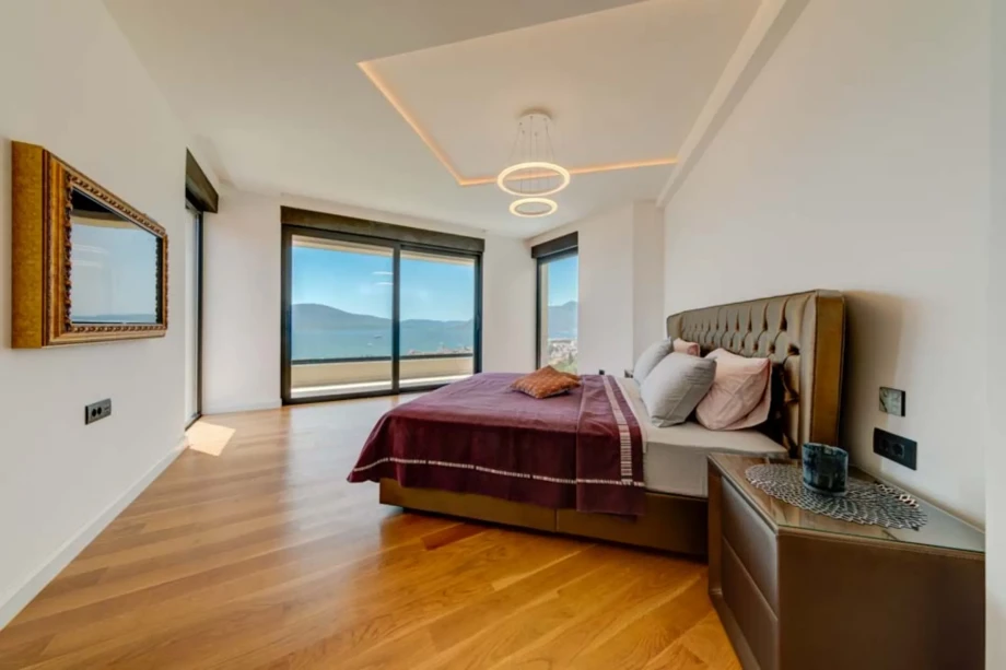 Bedroom with sea view