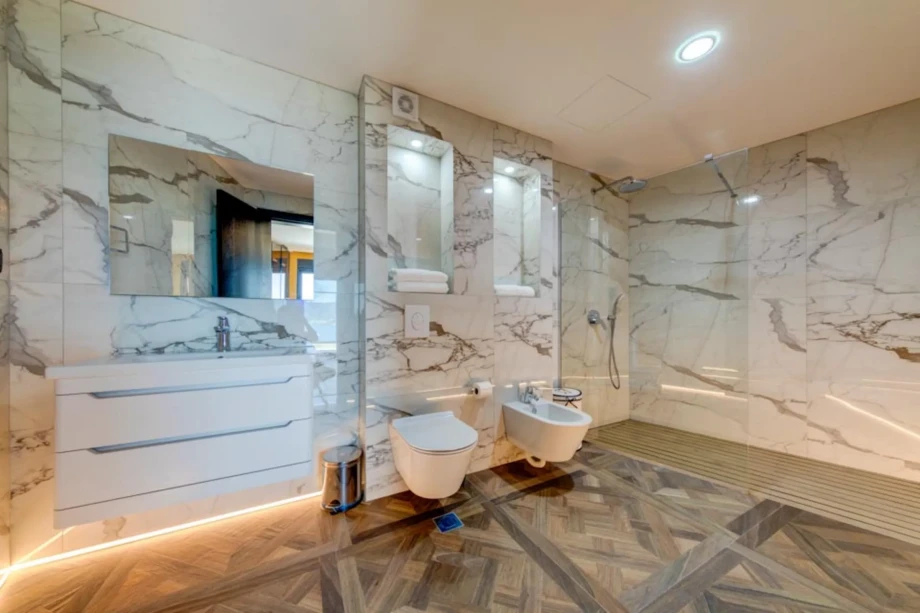 Fully equipped bathroom