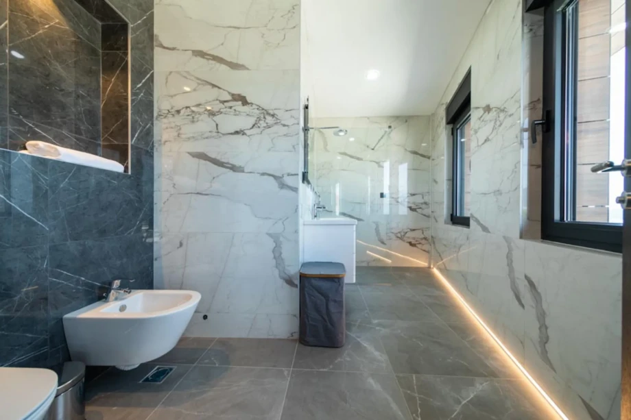 Large bathroom in villa Joy