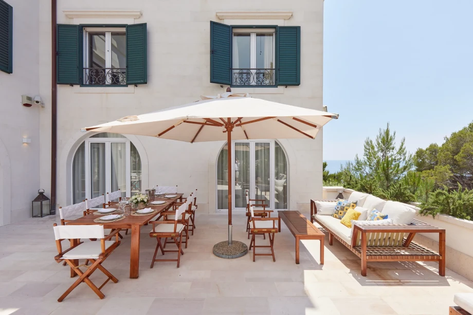 Outdoor area with dining table