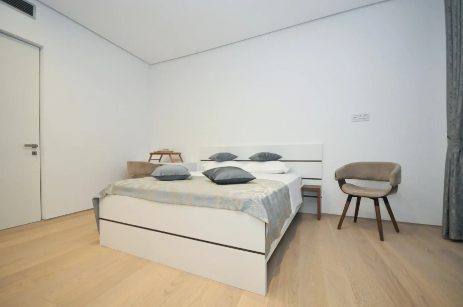 Bedroom with king size bed