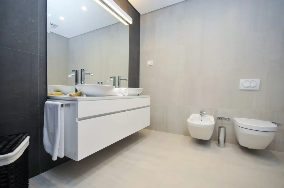 Fully equipped bathroom