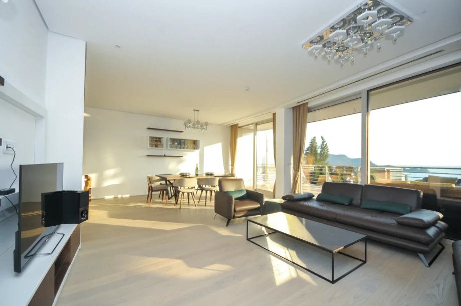 Spacious room with dining area