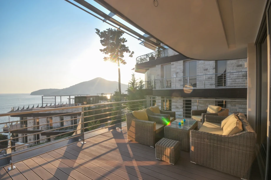 Outdoor area with sea view