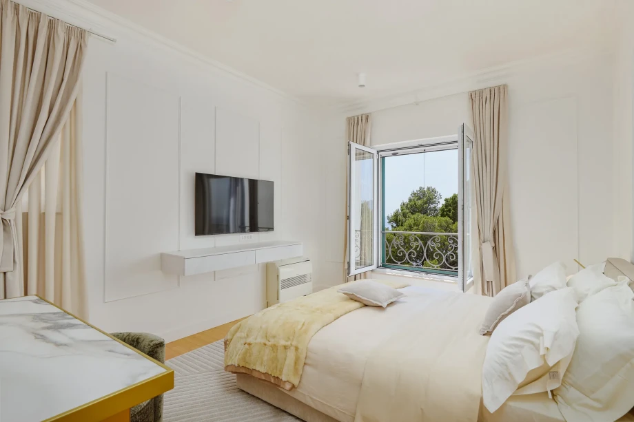 Cozy bedroom with view in Budva