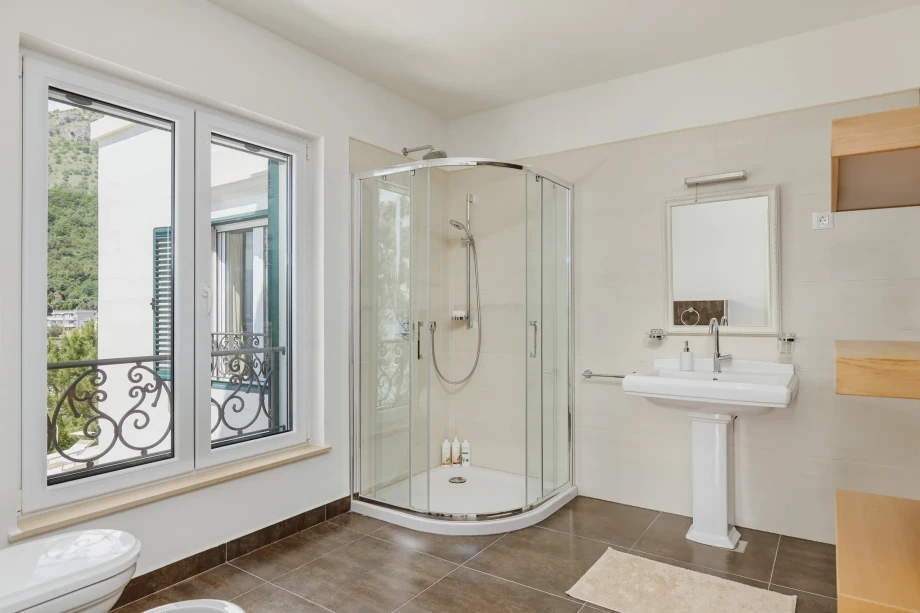 Large bathroom with shower