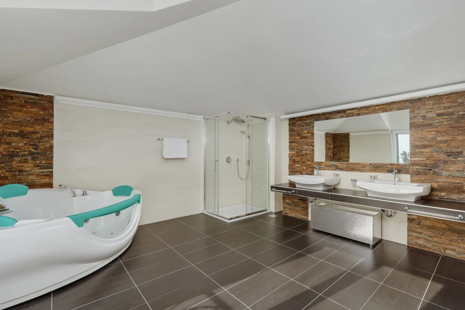 Spacious bathroom in villa Bouganville