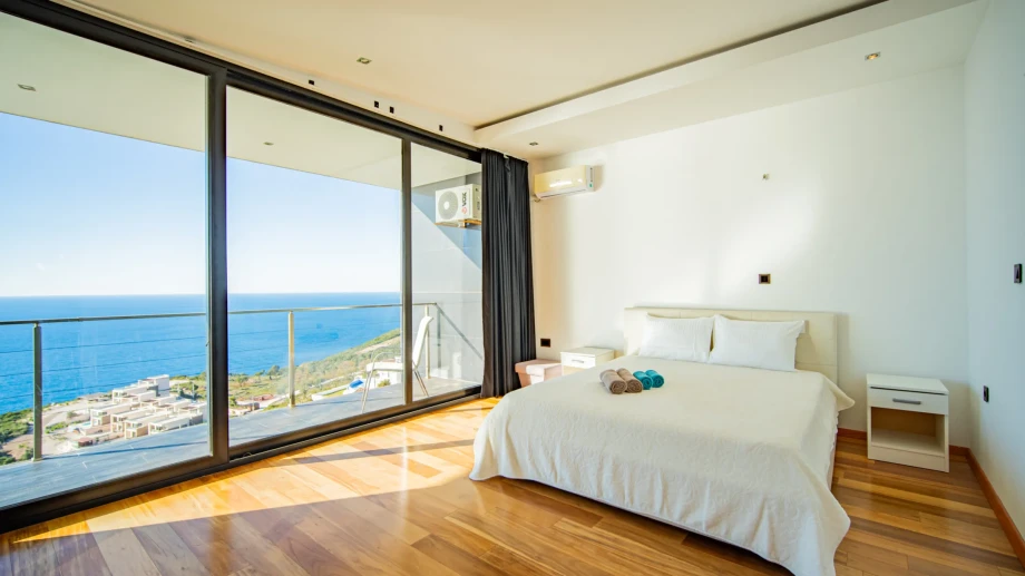 Bedroom for two with sea view
