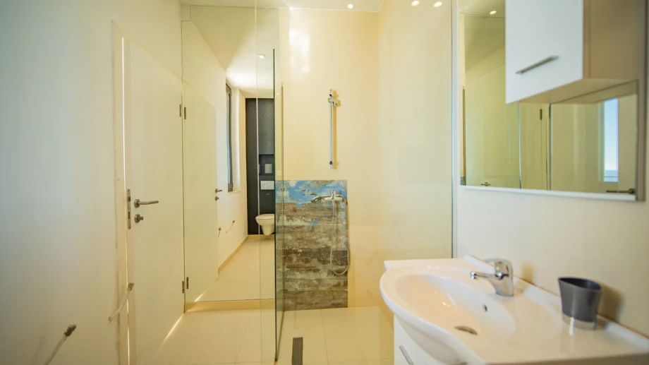 Spacious and Elegant Bathroom