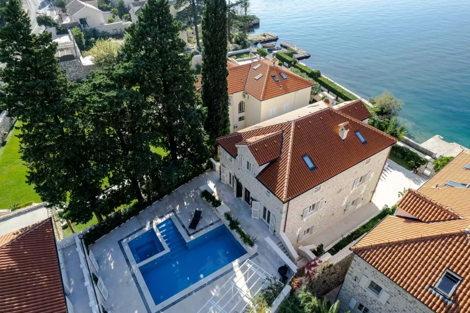 Villa with Stunning Sea View and Elegant Design