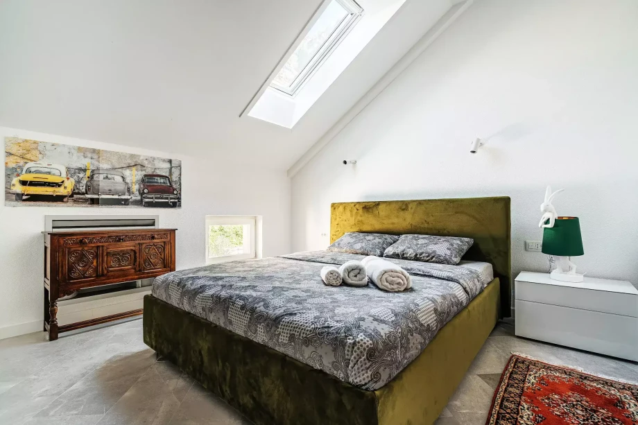 Charming Vintage-Inspired Bedroom with Classic Decor