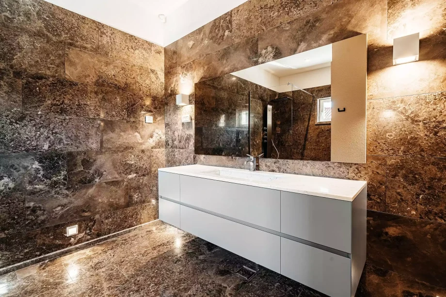 Modern Bathroom in Villa Queen