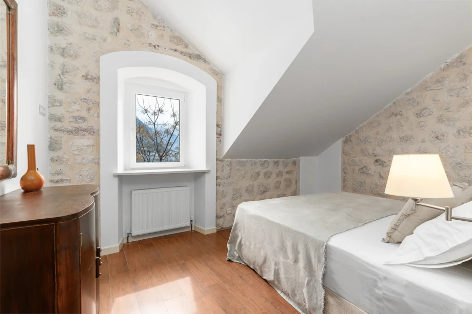 Elegant room with a single bed