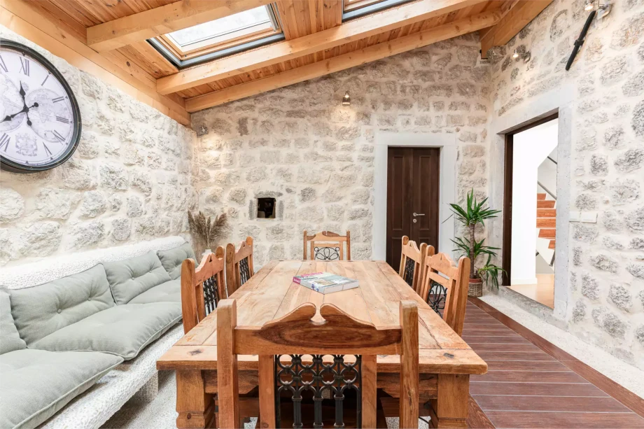 Spacious room with dining table in Villa Stella