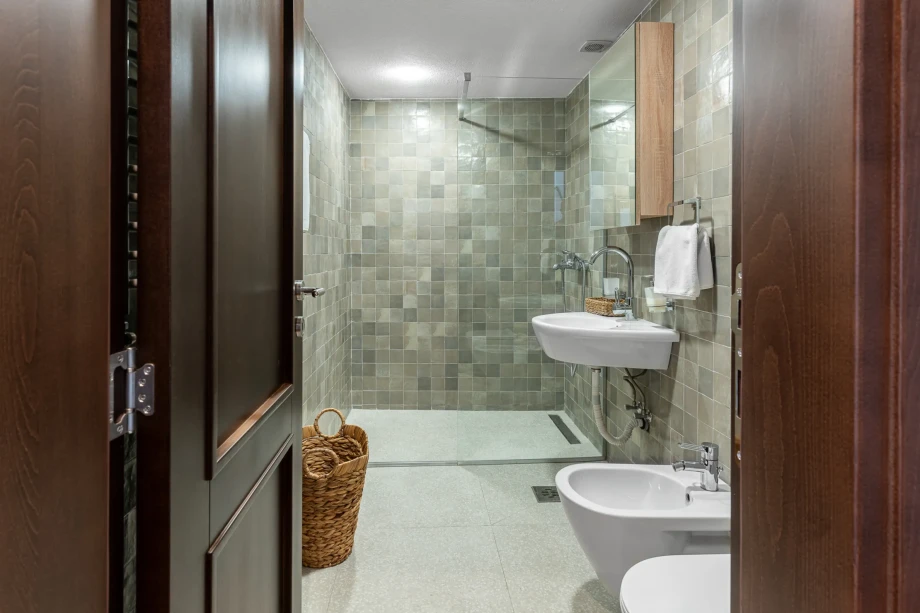 Fully Equipped Bathroom with Elegant Design