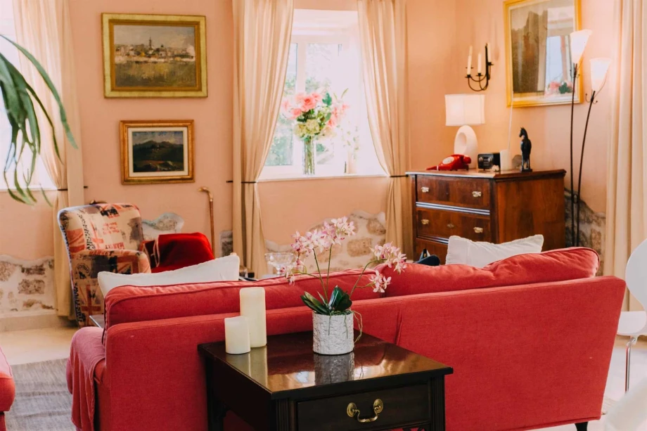 Spacious Living Room with Stylish Furniture and Inviting Atmosphere